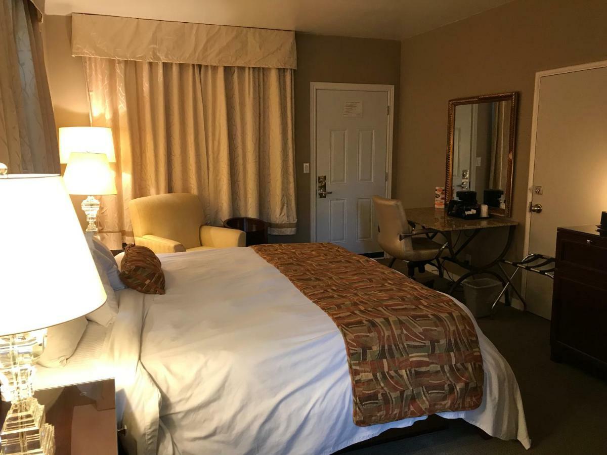 Cardinal Court Motel Сен Тома Екстериор снимка